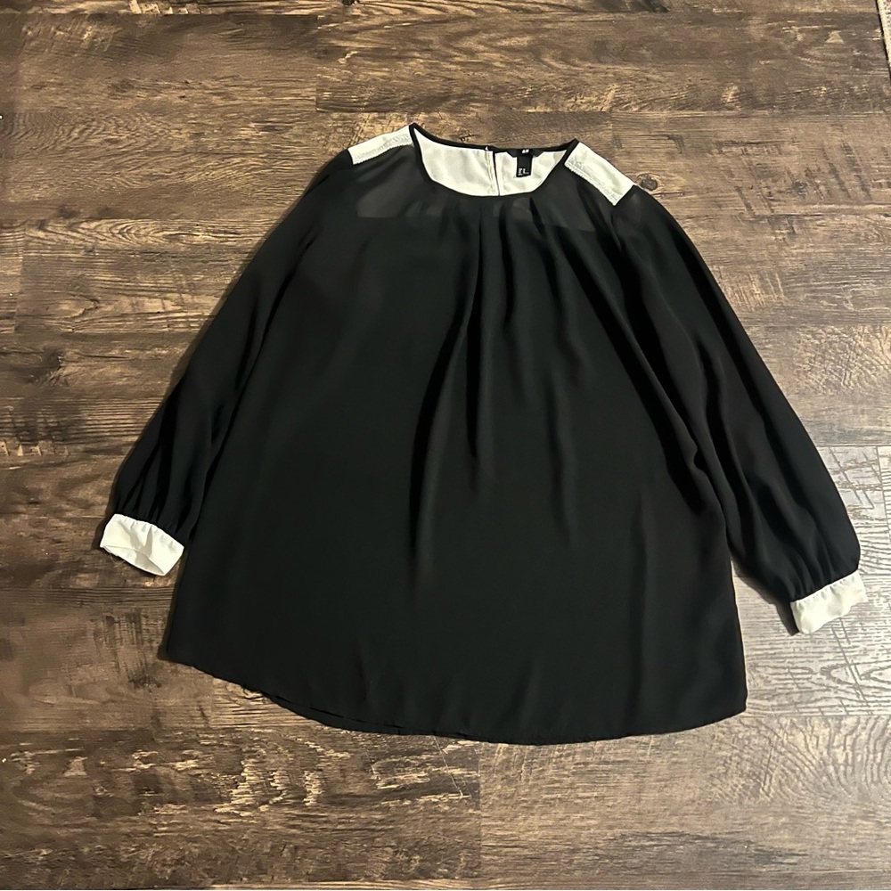 Elegant Black and White Women's Top sheer with button sleeves H&M 10 med large
